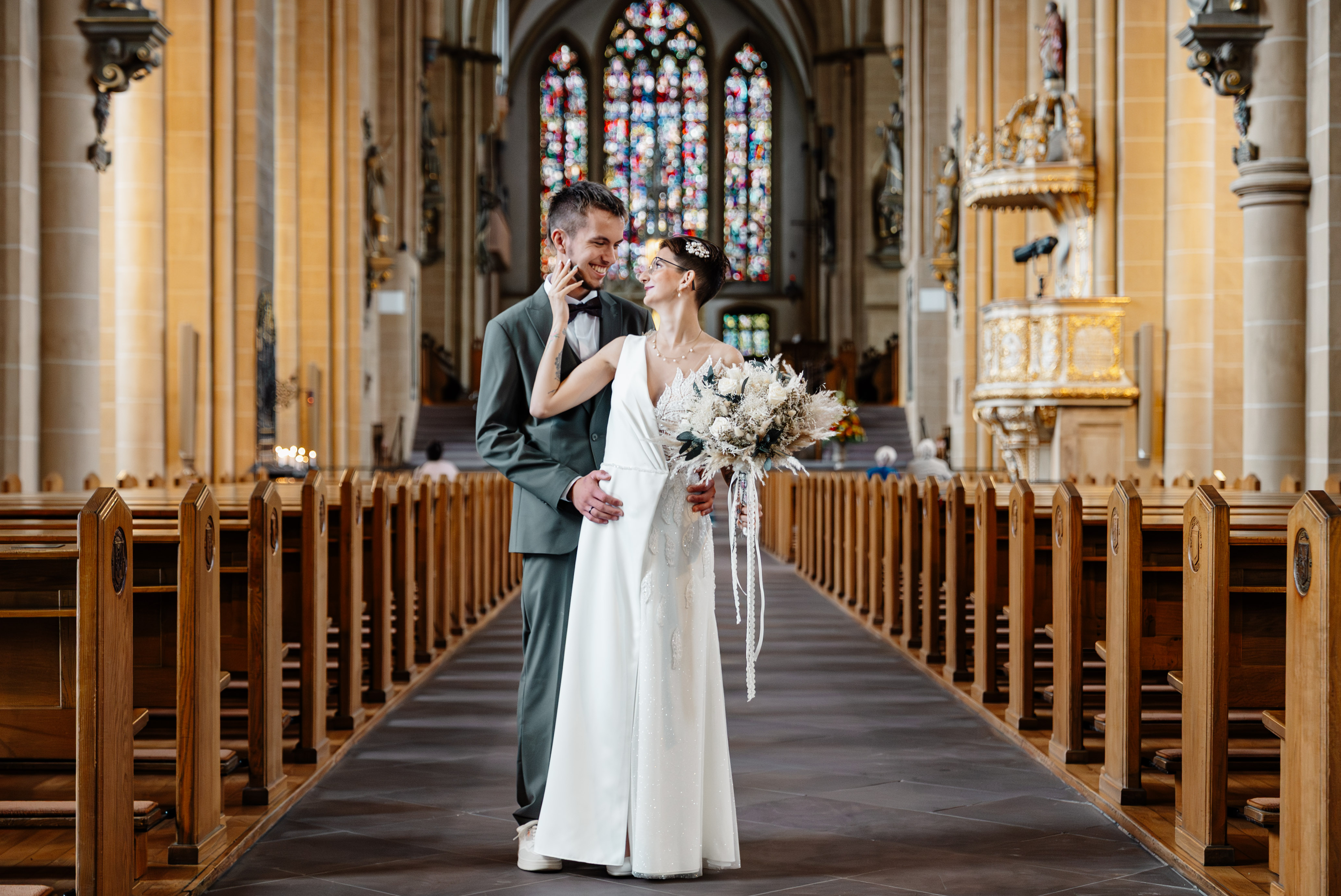 Brautpaar Kirche Pose