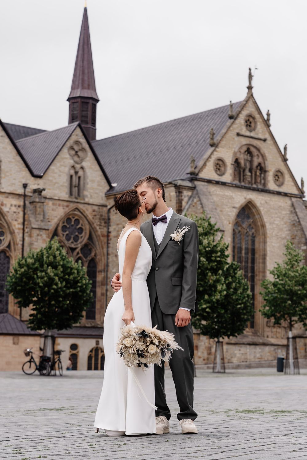 Brautpaar vor Kirche Rheine